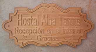 Cartel de madera tallado para hostal