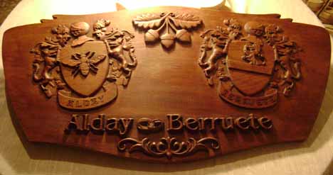 Escudo heraldico tallado en madera 