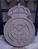 Escudo del Real Madrid tallado en madera de roble