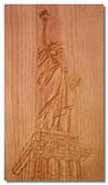 Estatua de la libertad tallada en madera