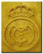 Escudo del Real Madrid tallado en madera de pino