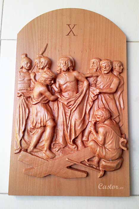 Talla en madera una estación del Vía Crucis
