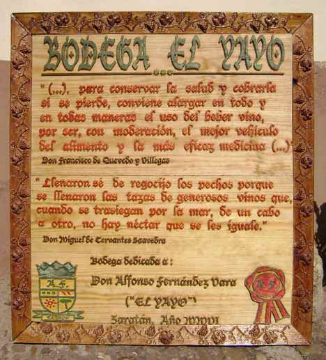 Cartel medieval tallado en madera con texto, logotipos, dibujo y marco