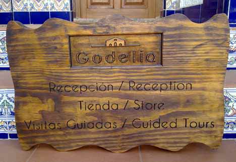 Cartel de madera con logotipo tallado y texto grabado