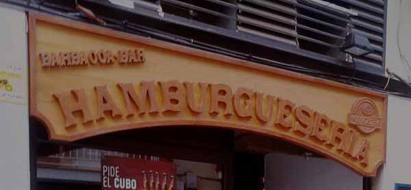 Cartel de madera con letras corpóreas para bar y hamburguesería