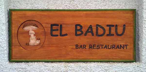 Cartel de madera para un bar-restaurante con letras grabadas y logo tallado en relieve en la madera 
