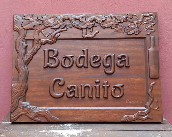 cartel para bodega tallado en madera de iroko con parra y nombre de la bodega