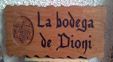 cartel para bodega particular con racimo de uva tallado en relieve y nombre de la bodega