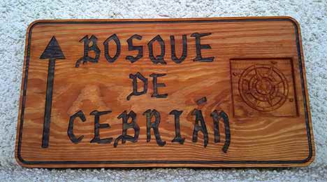 Cartel indicador de madera