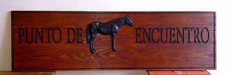 Cartel de madera con letras grabadas
           y caballo en relieve