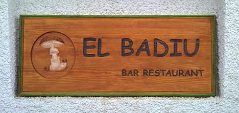 Cartel de madera tallado para entrada de restaurante