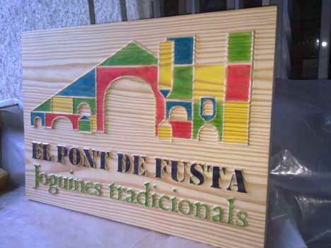 Cartel de madera tallado  y tintado en colores
