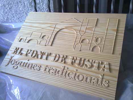 Cartel de madera tallado al natural