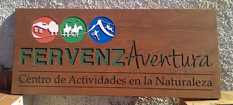 Cartel de madera grabado y pintado