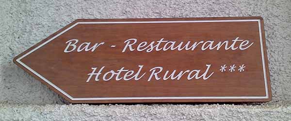 Cartel de madera indicador para bar-restaurante y hotel rural