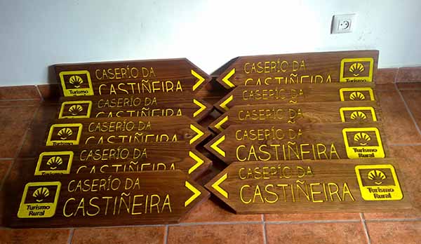 Carteles de madera en forma de flecha para indicar un caserío