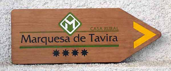 Cartel de madera en forma de 
    flecha para indicar una casa rural