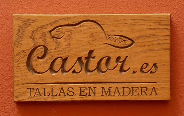cartel de madera con el logotipo de la empresa "castor.es"