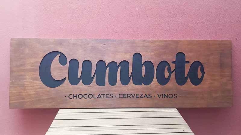 Cartel de madera para negocio con diseño personalizado y estilo artesanal