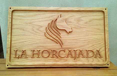 logotipo tallado en madera de roble