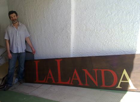 Gran
  cartel de madera en iroko para restaurante