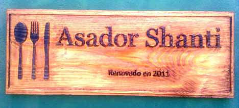 Cartel de madera para entrada a un asador