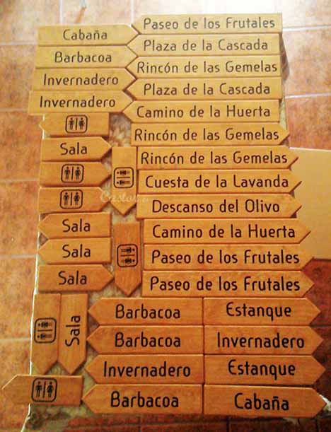 Flechas indicadoras de madera