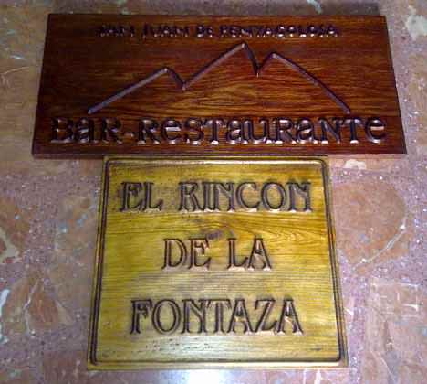 cartel de pino y cartel de roble