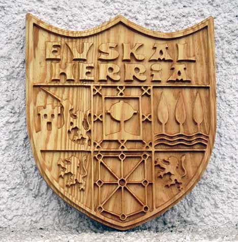 Escudo tallado en madera de "EUSKAL HERRIA"