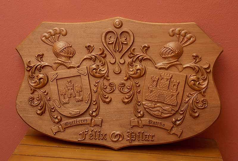 Escudos heráldicos de madera con dos apellidos tallado en madera de roble