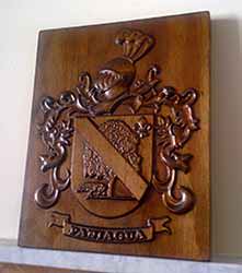 Escudo heraldico Paniagua tallado
              en madera