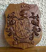 Escudo heráldico tallado en madera