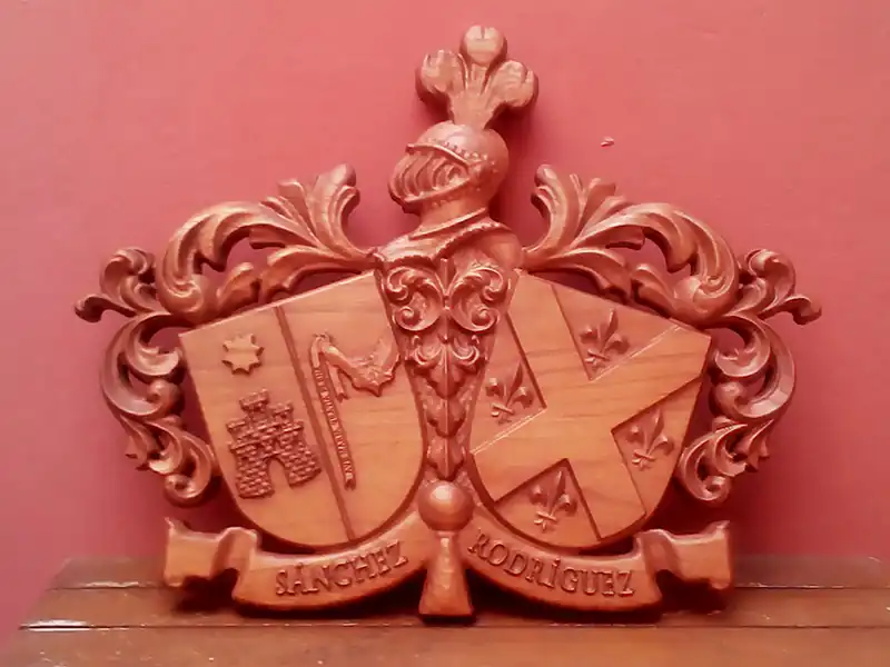 Escudo heráldico tallado en madera, modelo medieval de dos apellidos.