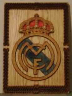 Escudo del Real Madrid en madera tintada