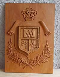 Escudo tallado en madera de haya