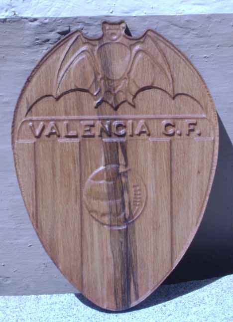 escudo valencia cf tallado en madera de roble