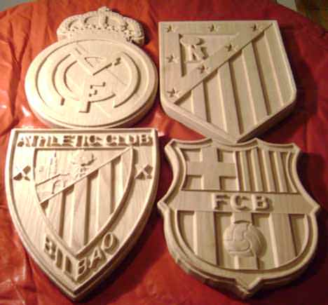 Escudos del Real Madrid,  del Atlético de Madrid, 
          del Athletic de Bilbao y del Futbol Club Barcelona tallados en madera