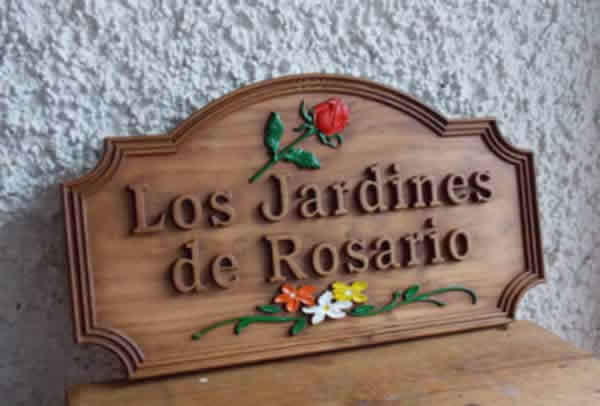 Cartel tallado en madera para jardin