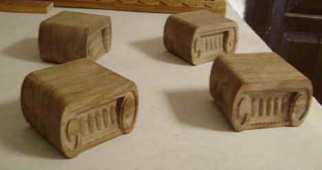 Capiteles jónicos tallados 
          en madera