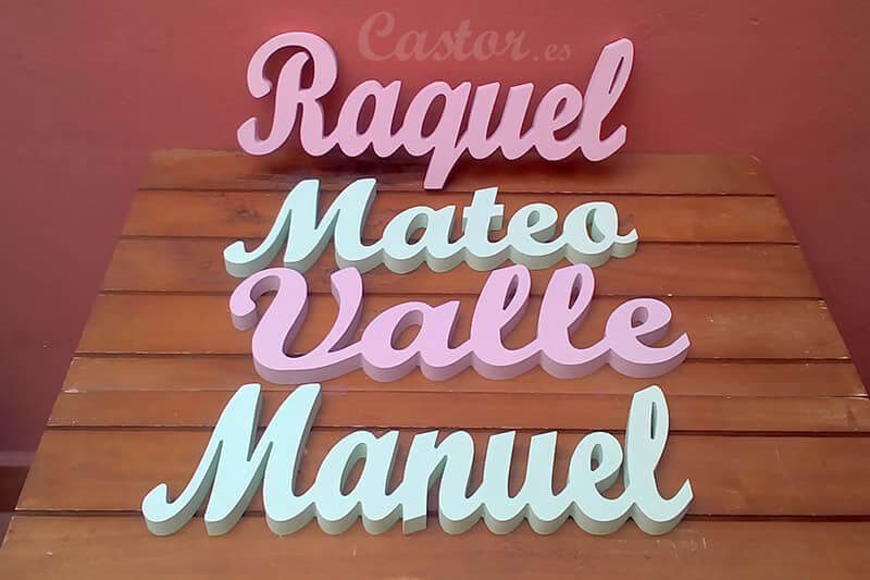 Nombres de madera pintados para bebés