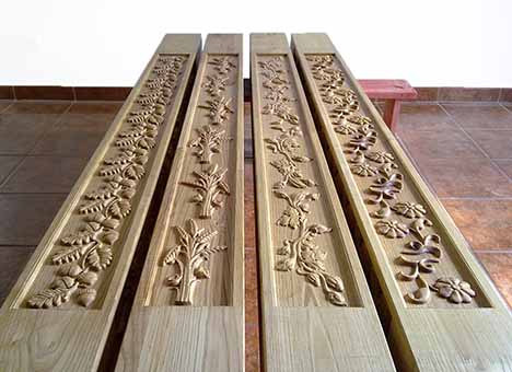 Postes tallados en madera de castaño