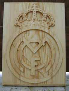 Escudo del Real Madrid tallado en madera de pino