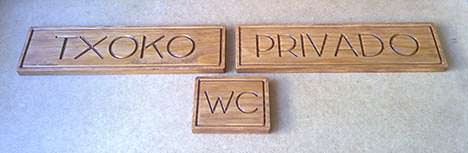 Placas de madera grabadas con nombres de habitaciones