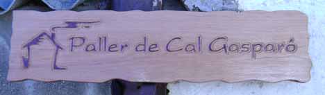 Cartel de madera de cedro grabado y pintado