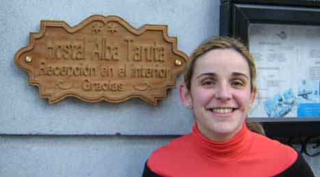 Isabel gerente del hostal 
          Alba Taruta