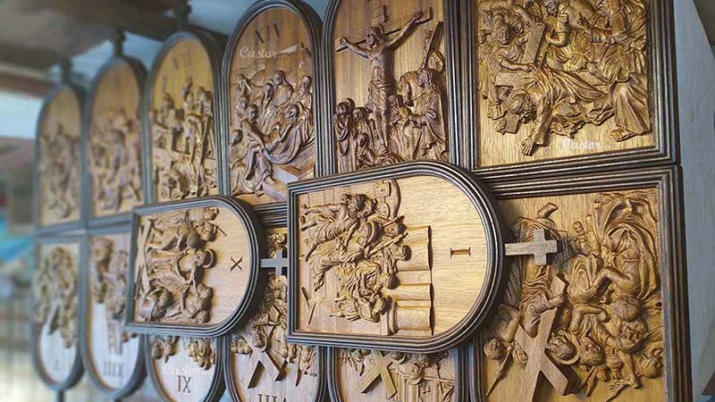 Vía Crucis tallado en madera de iroko o teca africana para iglesias